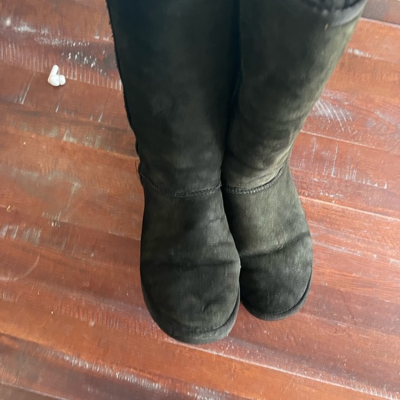 Women’s Uggs - Picture 2 of 11